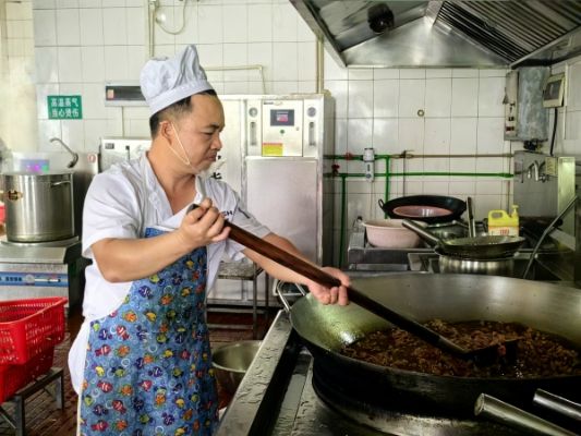 高溫下的廚師,不僅是美食的創(chuàng)作者者,更是堅(jiān)韌的勞動(dòng)者,他們用雙手烹制出最熾熱的人間煙火。陽(yáng)春海螺楊磊_副本 高溫下的廚師,不僅是美食的創(chuàng)作者者,更是堅(jiān)韌的勞動(dòng)者,他們用雙手烹制出最熾熱的人間煙火。陽(yáng)春海螺楊磊_副本