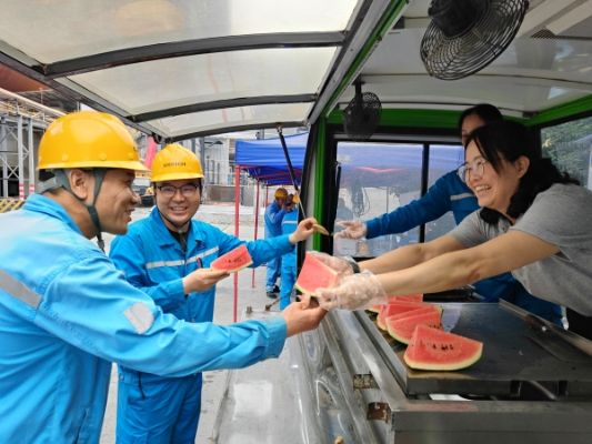 炎炎夏日送西瓜,絲絲清涼沁人心。接過(guò)西瓜的那一刻,海螺人笑容里滿(mǎn)是夏日的慰藉。馮會(huì)英_副本 炎炎夏日送西瓜,絲絲清涼沁人心。接過(guò)西瓜的那一刻,海螺人笑容里滿(mǎn)是夏日的慰藉。馮會(huì)英_副本