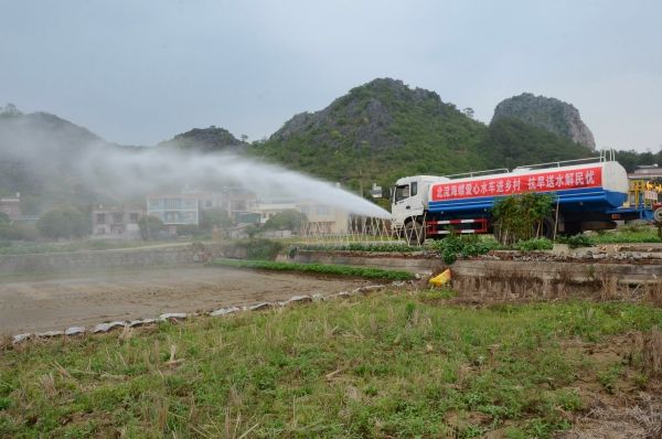 北流海螺開展愛心水車進鄉(xiāng)村活動，幫助群眾澆灌土地_副本