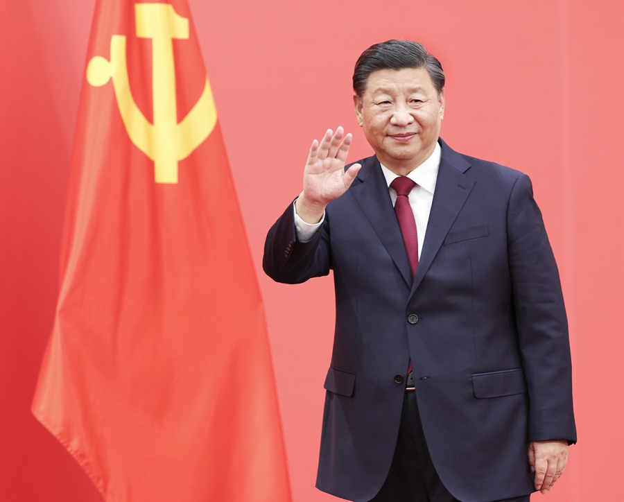 10月23日，剛剛在中國共產黨第二十屆中央委員會第一次全體會議上當選的中共中央總書記習近平和中共中央政治局常委李強、趙樂際、王滬寧、蔡奇、丁薛祥、李希在北京人民大會堂同采訪中共二十大的中外記者親切見面。這是習近平向在場的中外記者揮手致意。