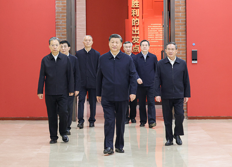 　　10月27日，中共中央總書記、國家主席、中央軍委主席習近平帶領中共中央政治局常委李強、趙樂際、王滬寧、蔡奇、丁薛祥、李希，瞻仰延安革命紀念地。這是習近平等在延安革命紀念館，參觀《偉大歷程——中共中央在延安十三年歷史陳列》。
