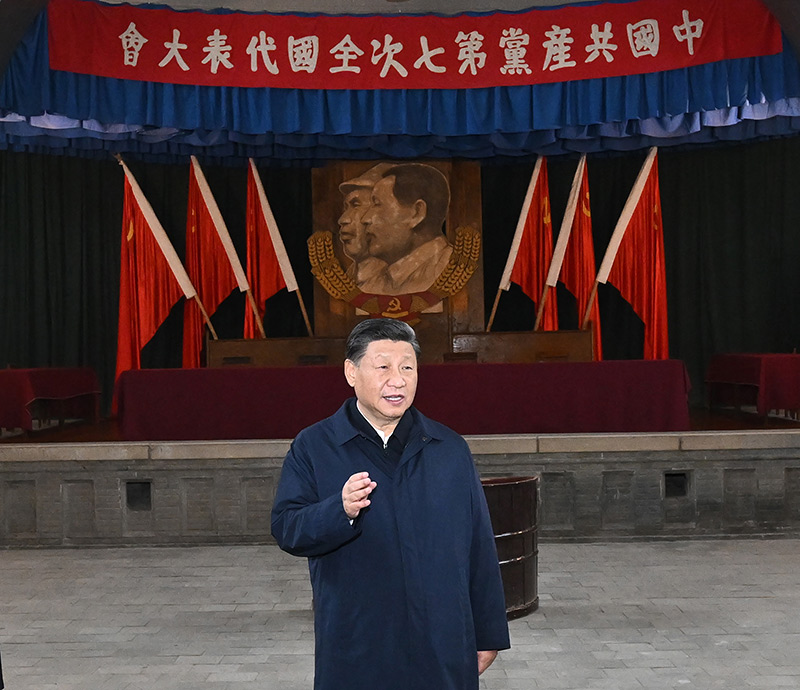 　　10月27日，中共中央總書記、國家主席、中央軍委主席習近平帶領中共中央政治局常委李強、趙樂際、王滬寧、蔡奇、丁薛祥、李希，瞻仰延安革命紀念地。這是習近平在楊家?guī)X瞻仰中共七大會址。