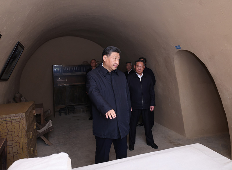 　　10月27日，中共中央總書記、國家主席、中央軍委主席習近平帶領中共中央政治局常委李強、趙樂際、王滬寧、蔡奇、丁薛祥、李希，瞻仰延安革命紀念地。這是習近平等在楊家?guī)X參觀毛澤東舊居。