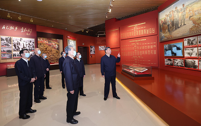 　　10月27日，中共中央總書記、國家主席、中央軍委主席習近平帶領中共中央政治局常委李強、趙樂際、王滬寧、蔡奇、丁薛祥、李希，瞻仰延安革命紀念地。這是習近平等在延安革命紀念館，參觀《偉大歷程——中共中央在延安十三年歷史陳列》。