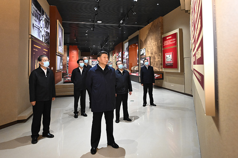 　　10月27日，中共中央總書記、國家主席、中央軍委主席習近平帶領中共中央政治局常委李強、趙樂際、王滬寧、蔡奇、丁薛祥、李希，瞻仰延安革命紀念地。這是習近平等在延安革命紀念館，參觀《偉大歷程——中共中央在延安十三年歷史陳列》。