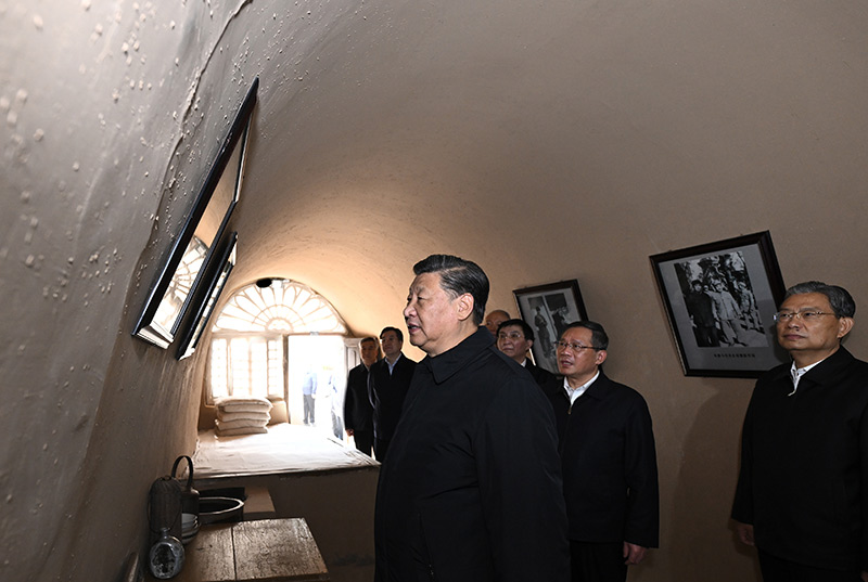 　　10月27日，中共中央總書記、國家主席、中央軍委主席習近平帶領中共中央政治局常委李強、趙樂際、王滬寧、蔡奇、丁薛祥、李希，瞻仰延安革命紀念地。這是習近平等在楊家?guī)X參觀朱德舊居。