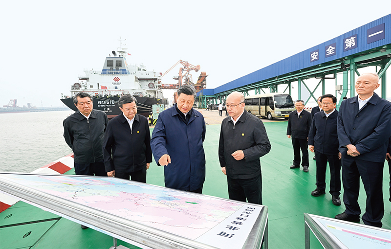 2023年5月11日至12日，中共中央總書記、國(guó)家主席、中央軍委主席習(xí)近平在河北考察，并主持召開深入推進(jìn)京津冀協(xié)同發(fā)展座談會(huì)。這是11日下午，習(xí)近平在滄州市黃驊港煤炭港區(qū)碼頭考察。 新華社記者 李學(xué)仁/攝