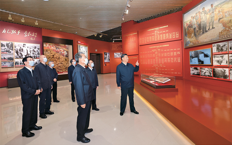 2022年10月27日，中共中央總書記、國家主席、中央軍委主席習(xí)近平帶領(lǐng)中共中央政治局常委李強、趙樂際、王滬寧、蔡奇、丁薛祥、李希，瞻仰延安革命紀(jì)念地。這是習(xí)近平等在延安革命紀(jì)念館，參觀《偉大歷程——中共中央在延安十三年歷史陳列》。 新華社記者 鞠鵬/攝